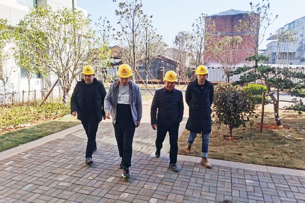 南昌市政建設黨委副書記總經(jīng)理王海龍到進賢縣基礎教育提升改造工程項目指導工作600400P2.jpg