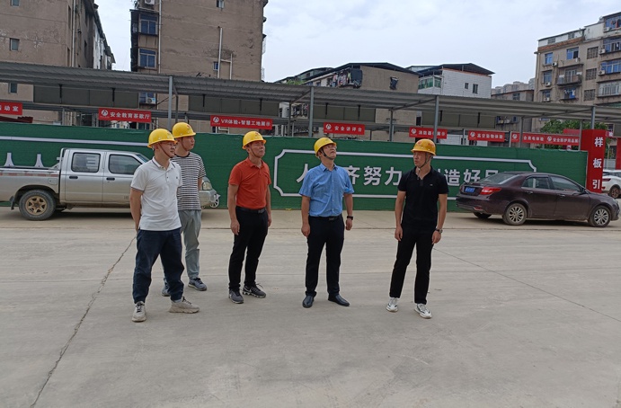 南昌市政建設(shè)集團付海華前往桃花南路安置房項目檢查質(zhì)量標(biāo)準(zhǔn)化觀摩會推進(jìn)情況6911.jpg