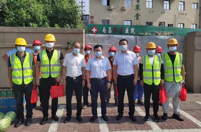 市政公用集團(tuán)副總經(jīng)理郭曉慶來(lái)到南昌市窨井蓋專項(xiàng)整治項(xiàng)目開(kāi)展夏送清涼慰問(wèn)活動(dòng)