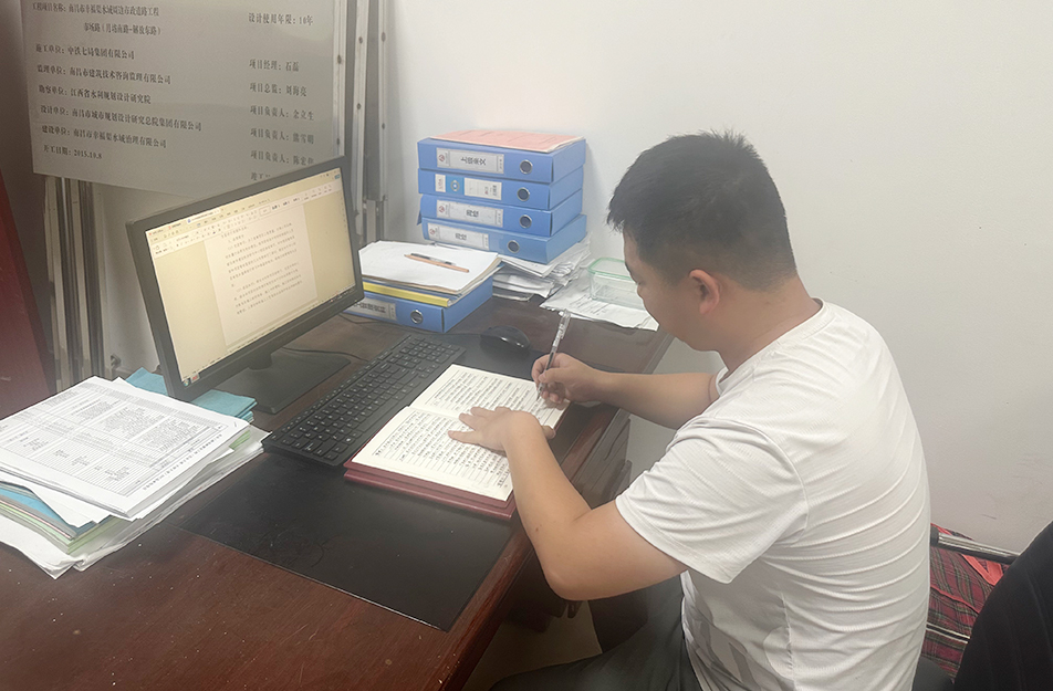 南昌市政建設(shè)集團(tuán)95后安全員譜寫(xiě)一線(xiàn)安全“主旋律” 南昌市政建設(shè)集團(tuán)95后安全員譜寫(xiě)一線(xiàn)安全“主旋律”