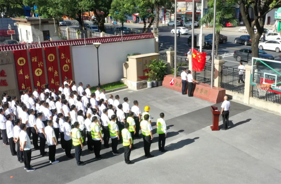 南昌市政建設集團黨員突擊隊授旗儀式 推進老城區(qū)燃氣設施更新改造