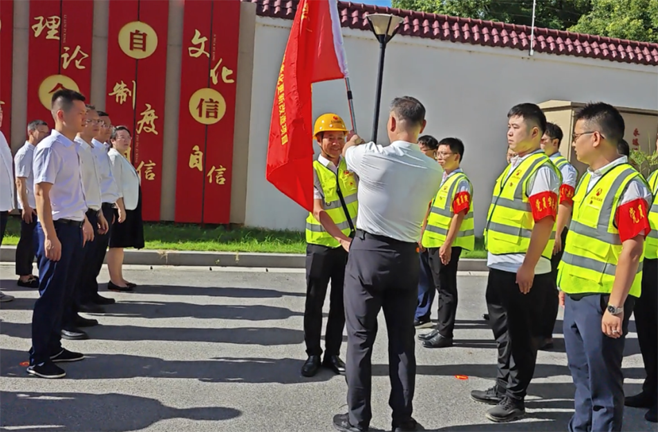 南昌市政建設集團黨員突擊隊授旗儀式 推進老城區(qū)燃氣設施更新改造