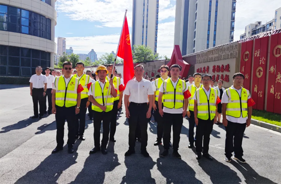 南昌市政建設集團黨員突擊隊授旗儀式 推進老城區(qū)燃氣設施更新改造