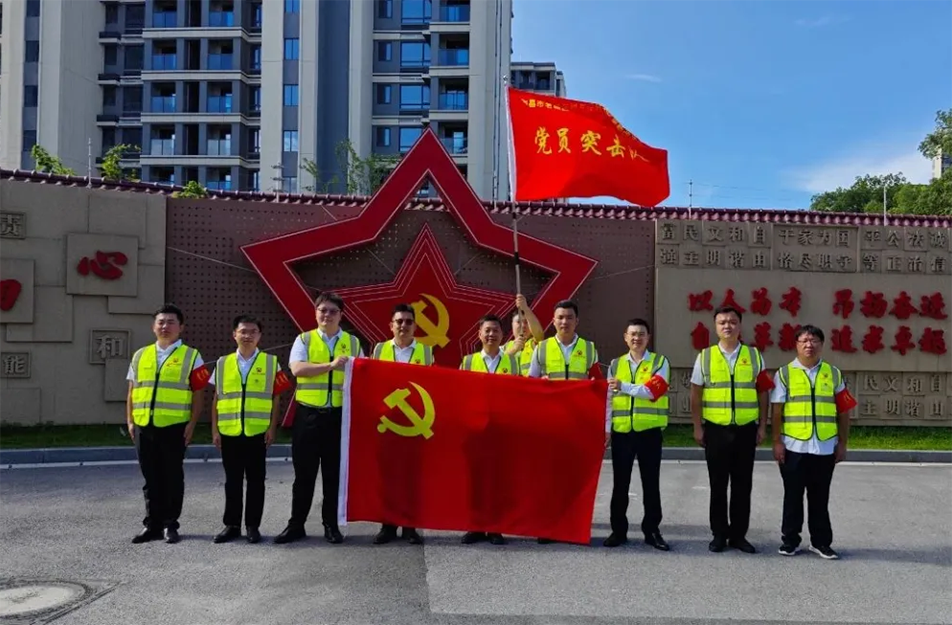 南昌市政建設集團黨員突擊隊授旗儀式 推進老城區(qū)燃氣設施更新改造