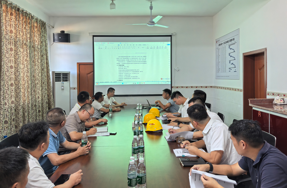 云翔大道項目瀝青攤鋪技術交底會 | 白曉偉強調(diào)原材料質(zhì)量與過程安全管控